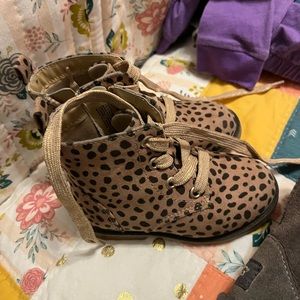 Barely worn toddler boots size 8